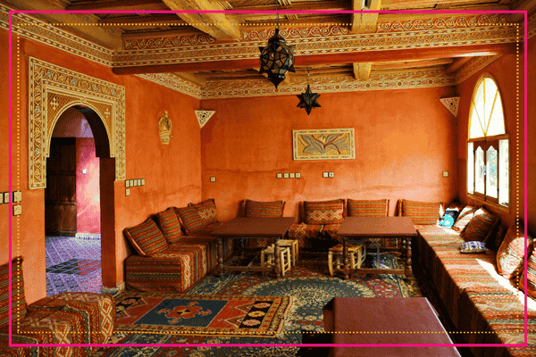 Salon avec une décoration orientale